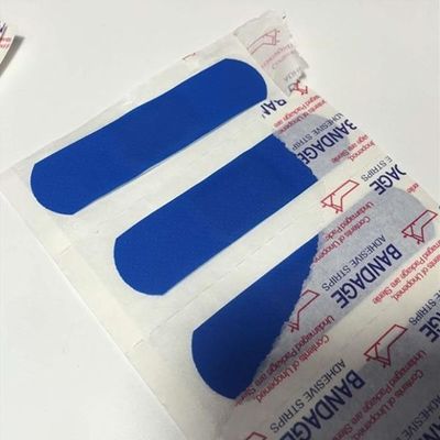 De blauwe Medische Opspoorbare Zelfklevende Bandhulp beschermt Wonden