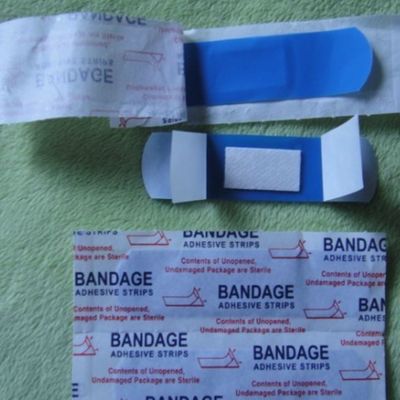 De blauwe Medische Opspoorbare Zelfklevende Bandhulp beschermt Wonden